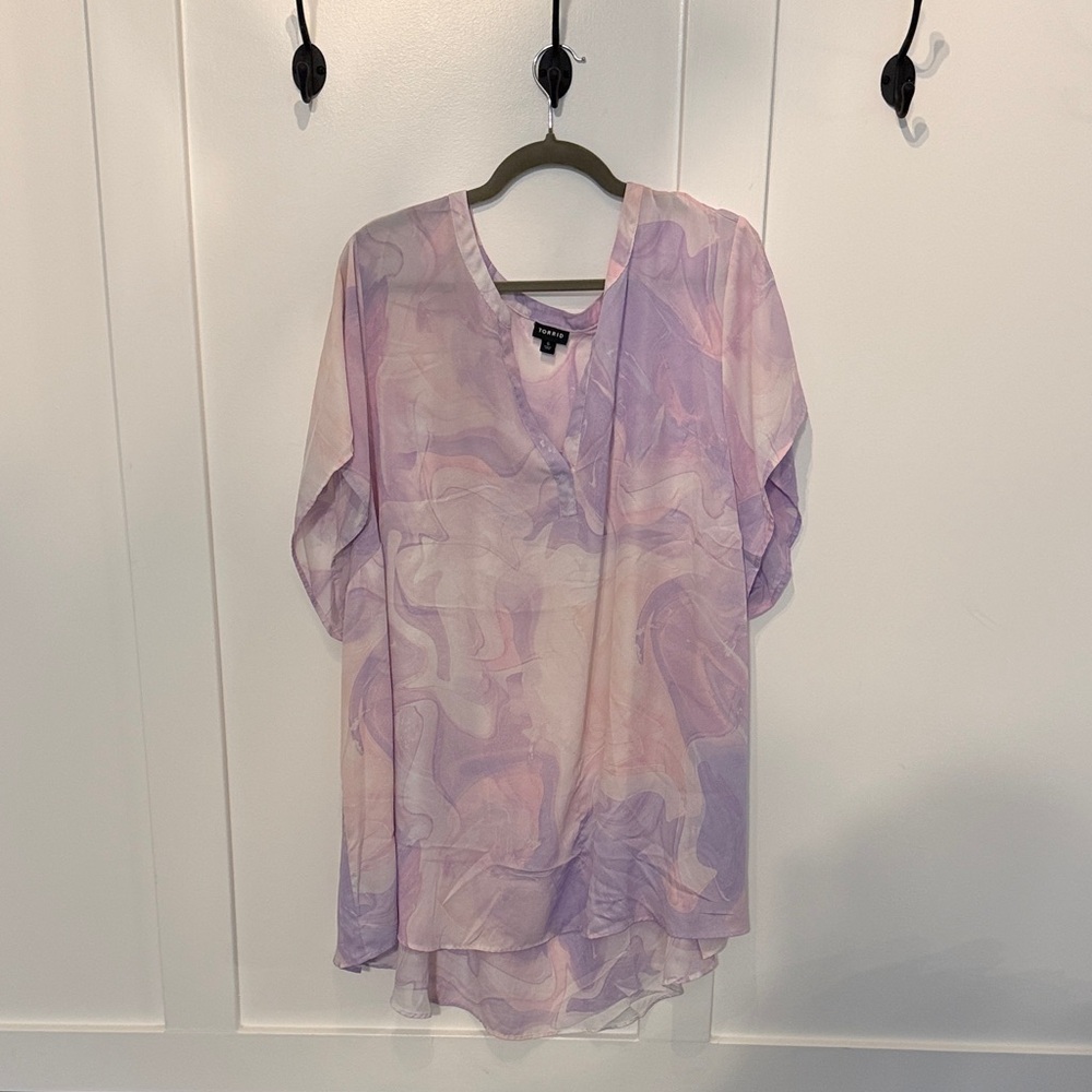 torrid size 6 Hi-Low Lavender & Blush Marble V-Neck Tunic